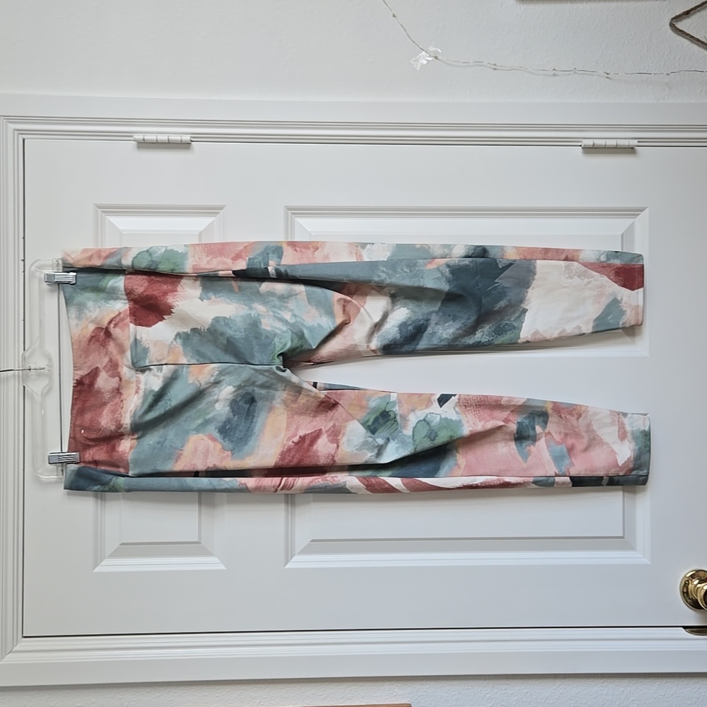 Abstract Patterned Leggings - Picture 7 of 7